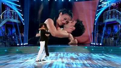 Ballando con le stelle, il video del piccolo incidente di Giusy Versace in diretta