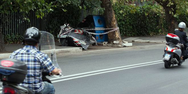 Auto travolge scooter 2 morte Roma Via Cassia